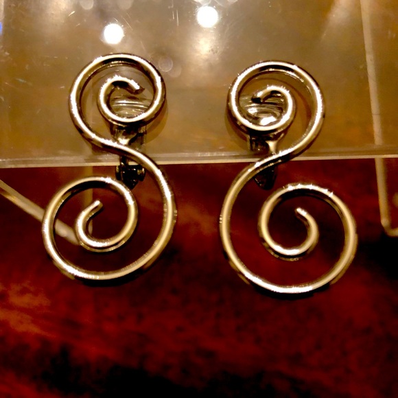 NWT Avon clip on swirl silver tone earrings - Picture 1 of 8